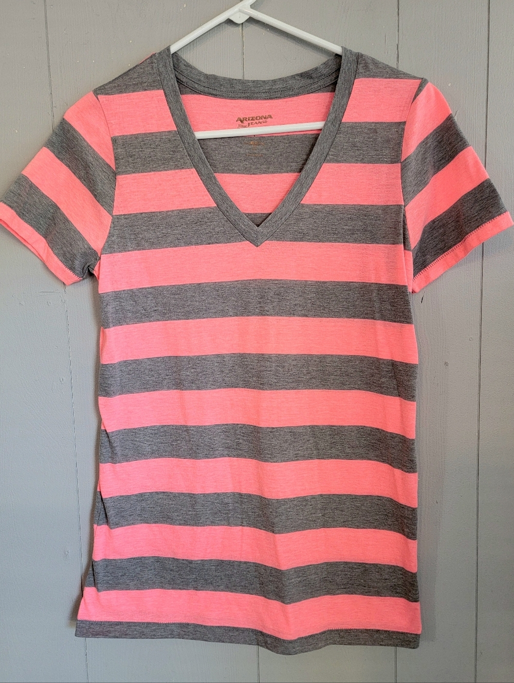 🌴 NWOT Arizona Jean Company Striped Pink & Gray V-Neck Tee, Size L